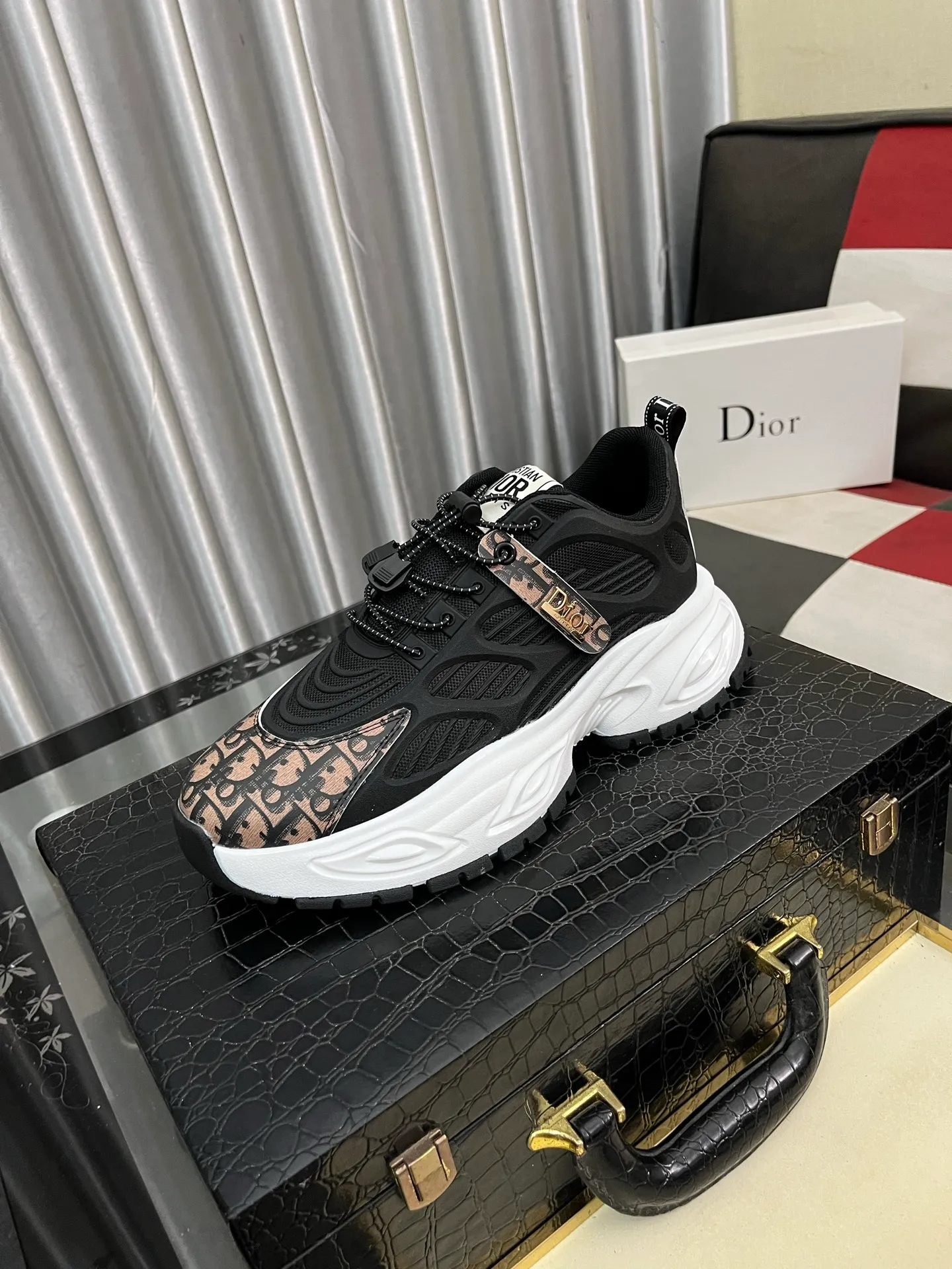 Men's shoes 💰458⌚️⌚️[Dior] The toe is designed to be a bit wider. The upper foot comfort is perfect. The thread is beautiful. It fits the pants perfectly and is versatile. Decorated with various classic details. It is the ideal choice for daily styling. It can be matched with various casual items to create exquisite looks. Fabric: First-layer cowhide/lining sheepskin TPU original outsole Size: 38-442️⃣Colors available